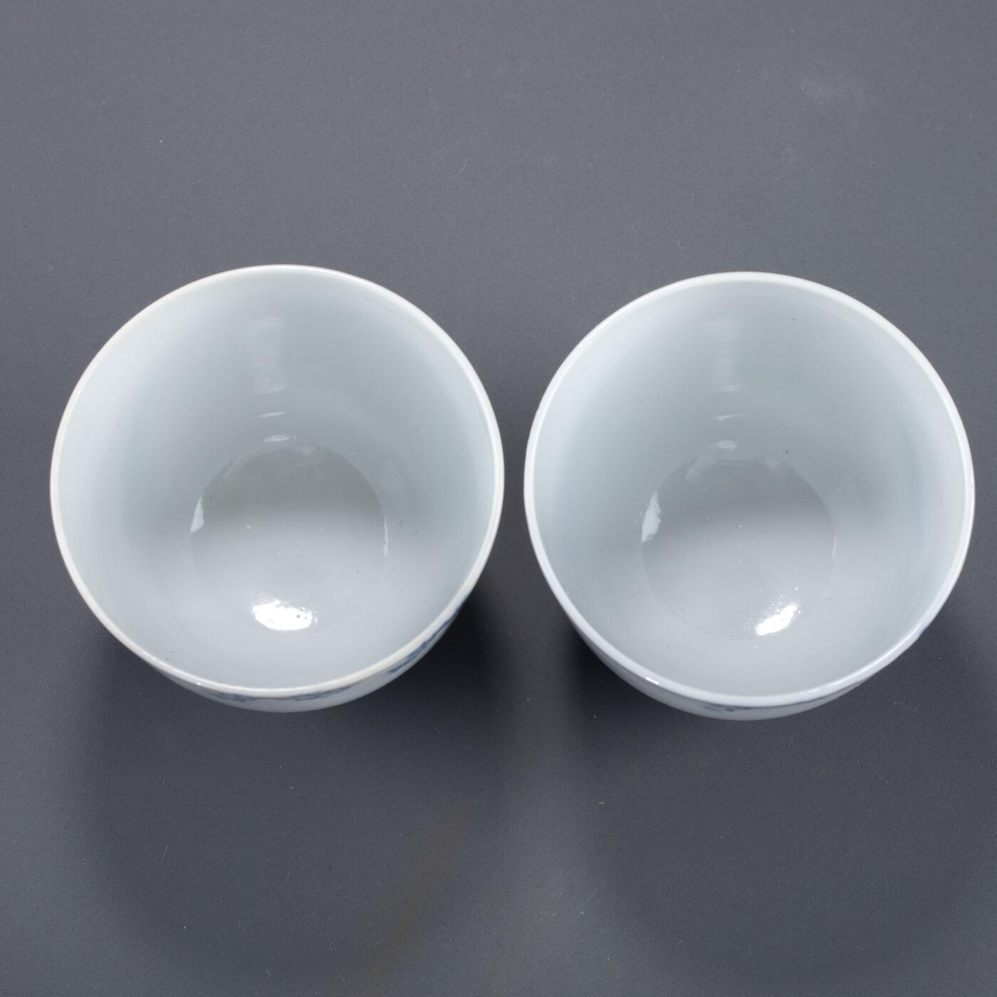 日本大阪雅和auction 2025金秋競賣會第一期 清 內府款 青花詩文踏雪尋梅臥足杯 一對 尺寸:D:7.5 H:6 x2cm 備註:木箱