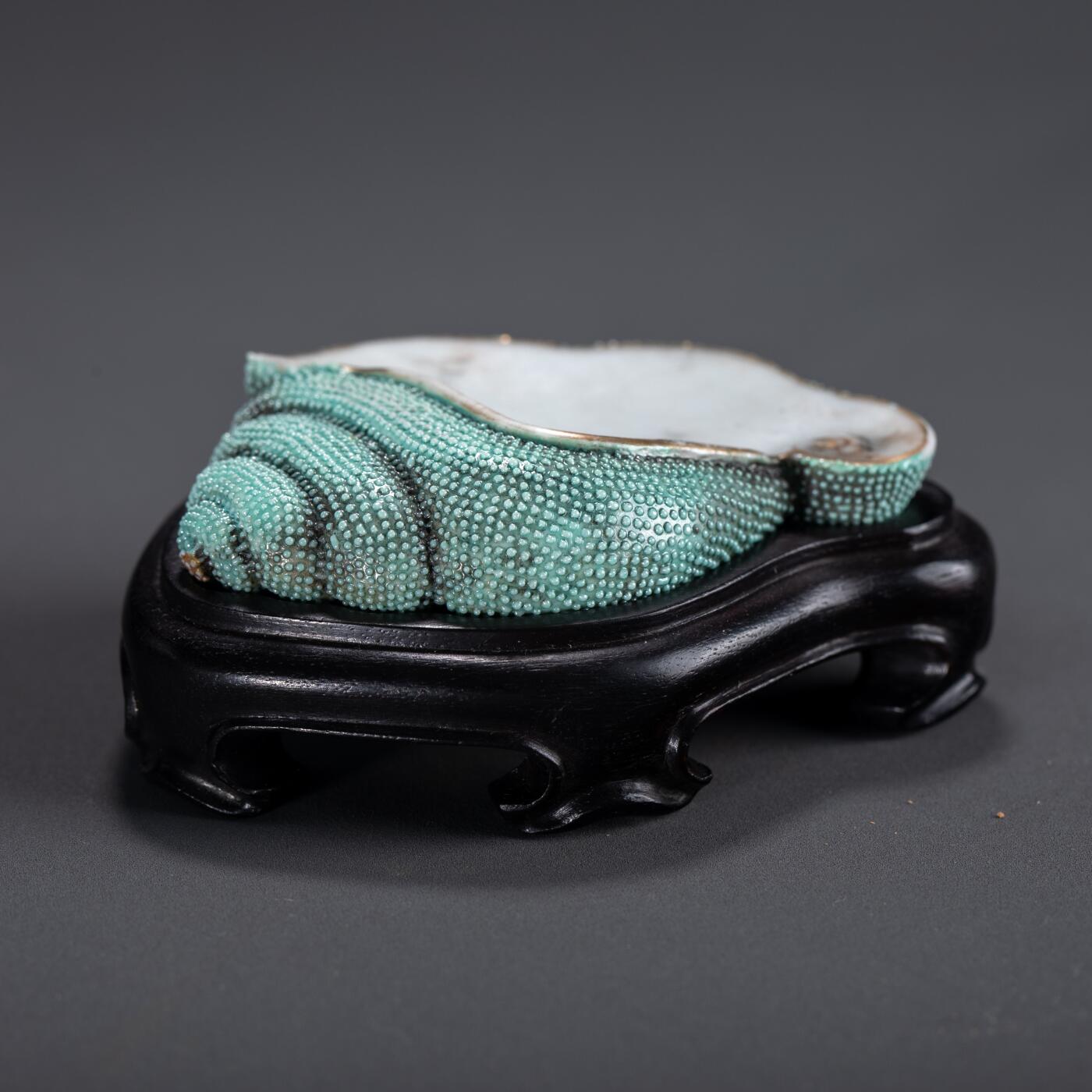 日本大阪雅和auction 2025金秋競賣會第一期 清 仿生釉海螺形筆舔 尺寸:W:7 H:1cm 備註:木箱,底座