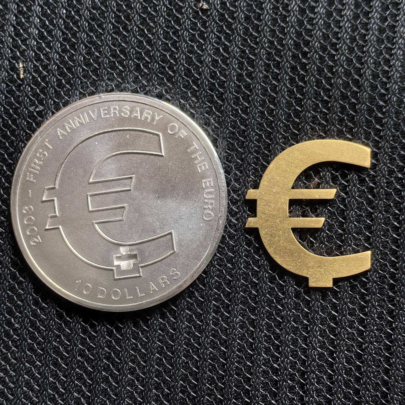 道一币馆币章第一百五十四场 瑙鲁2003年欧元发行一周年10元精制银币 独立镀金贴章  31.1g 999S 