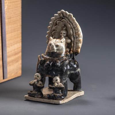 日本大阪雅和auction 2025金秋競賣會第一期 - 隋 相州窯觀音坐像 尺寸:W:7.5 H:16cm 備註:木箱