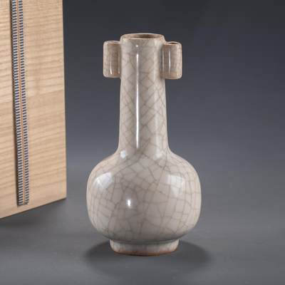 日本大阪雅和auction 2025金秋競賣會第一期 - 南宋 龍泉窯米黃釉貫耳瓶 尺寸:D:8.5 H:17cm 備註:木箱