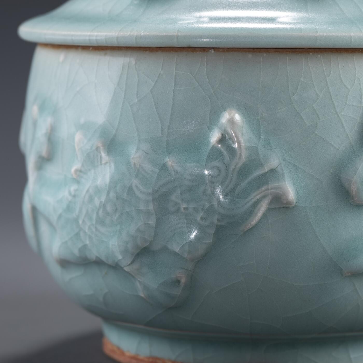 日本大阪雅和auction 2025金秋競賣會第一期 元 龍泉窯龍紋蓋罐 尺寸:D:15 H:13.5cm