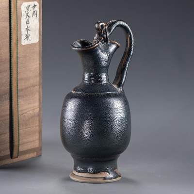 日本大阪雅和auction 2025金秋競賣會第一期 - 宋 黑釉執壺 尺寸:W:10 H:21.5cm 備註:木箱