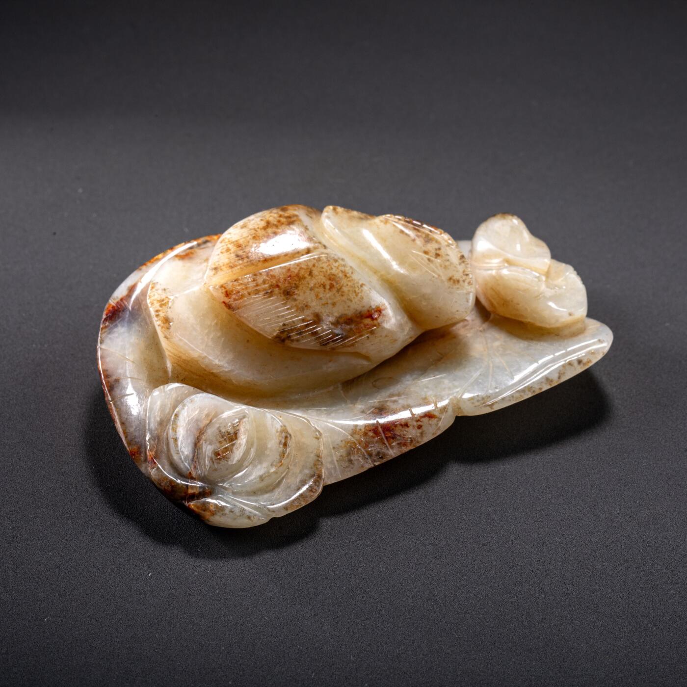 日本大阪雅和auction 2025金秋競賣會第一期 明 荷葉戲鴛玉把件 尺寸:L:7.5 W:5cm