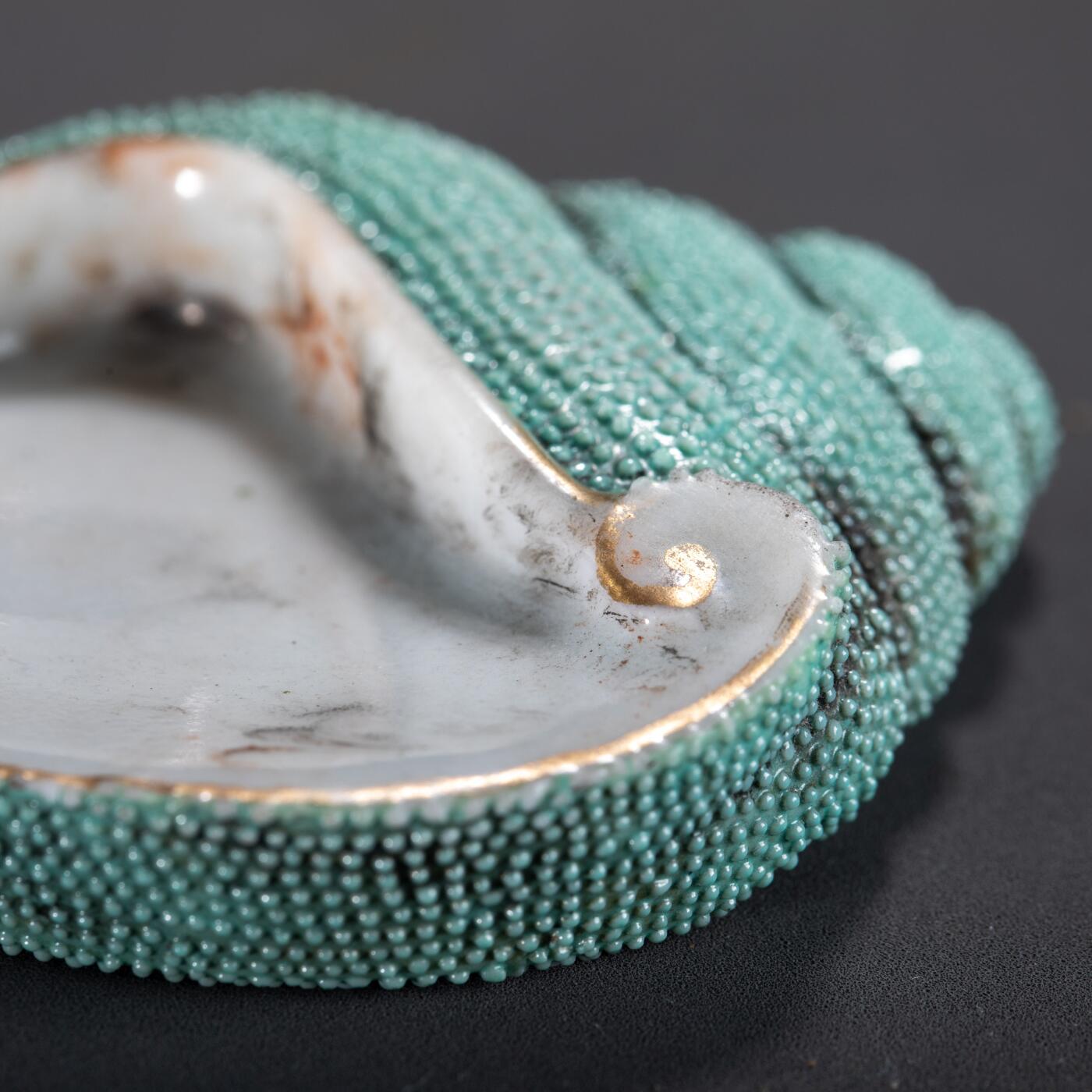 日本大阪雅和auction 2025金秋競賣會第一期 清 仿生釉海螺形筆舔 尺寸:W:7 H:1cm 備註:木箱,底座