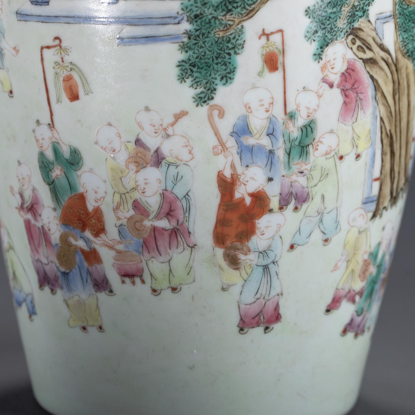 日本大阪雅和auction 2025金秋競賣會第一期 清嘉慶 粉彩戲嬰圖花入 尺寸:W:13 H:27cm 備註:木箱