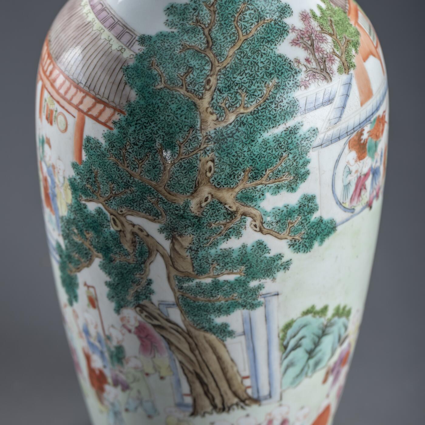 日本大阪雅和auction 2025金秋競賣會第一期 清嘉慶 粉彩戲嬰圖花入 尺寸:W:13 H:27cm 備註:木箱