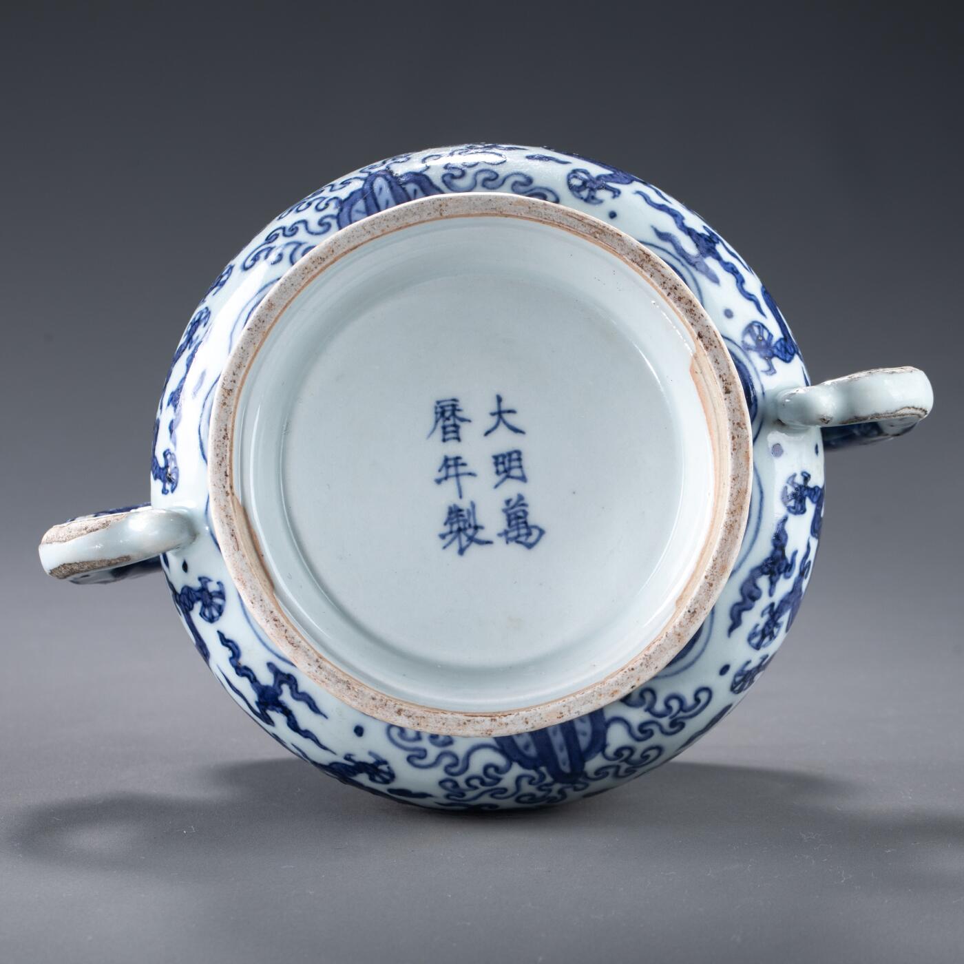 日本大阪雅和auction 2025金秋競賣會第一期 明 青花龍紋簋式爐 尺寸:W:23 H:12.5cm