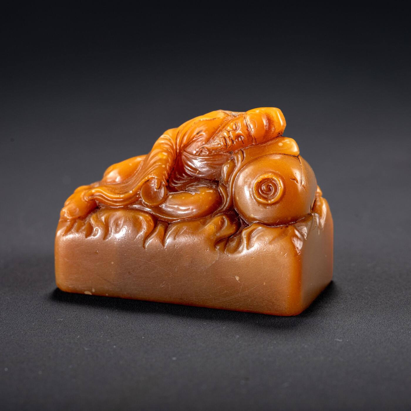 日本大阪雅和auction 2025金秋競賣會第一期 清 田黃雕太白醉酒 尺寸:L:5 W:2.5 H:4cm