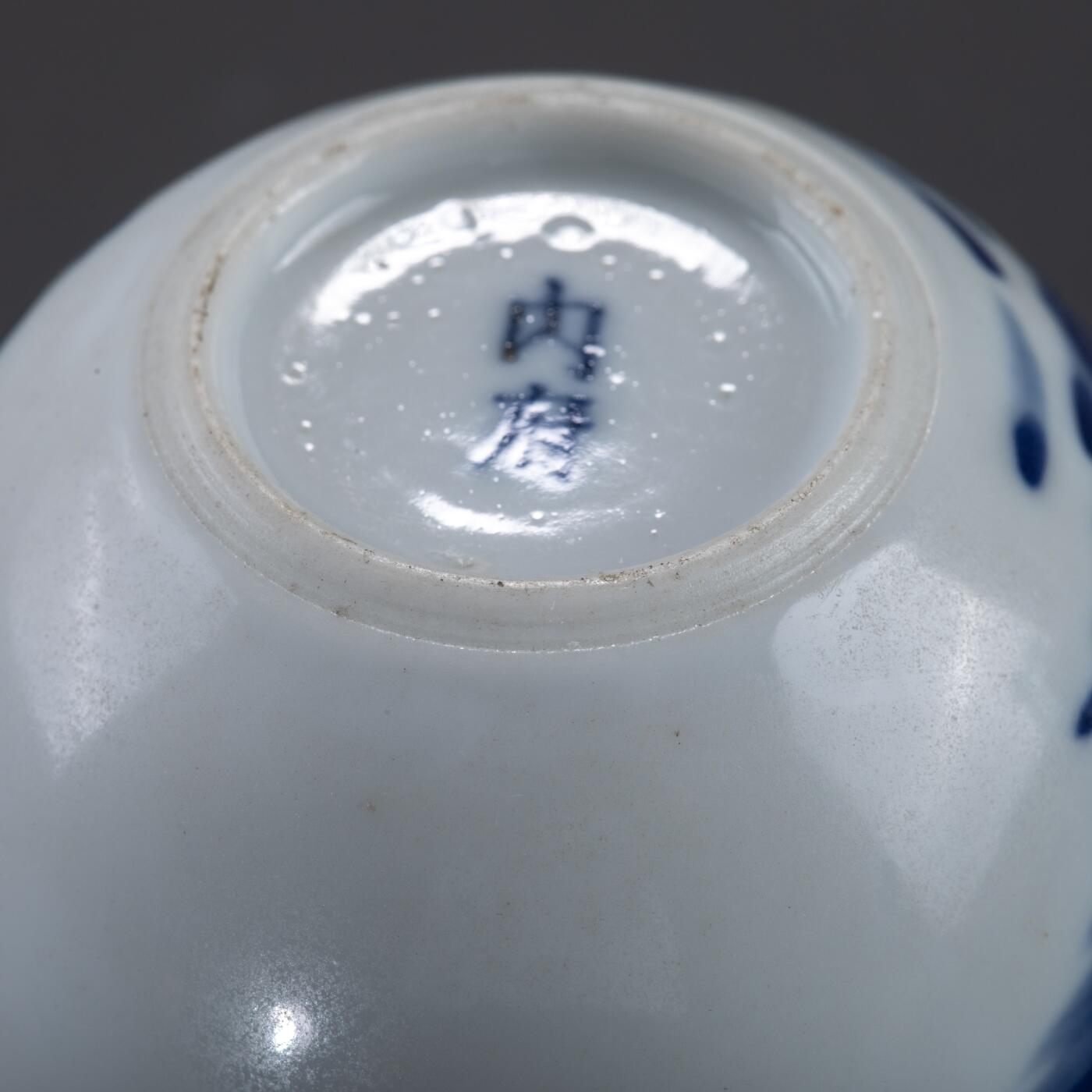 日本大阪雅和auction 2025金秋競賣會第一期 清 內府款 青花詩文踏雪尋梅臥足杯 一對 尺寸:D:7.5 H:6 x2cm 備註:木箱