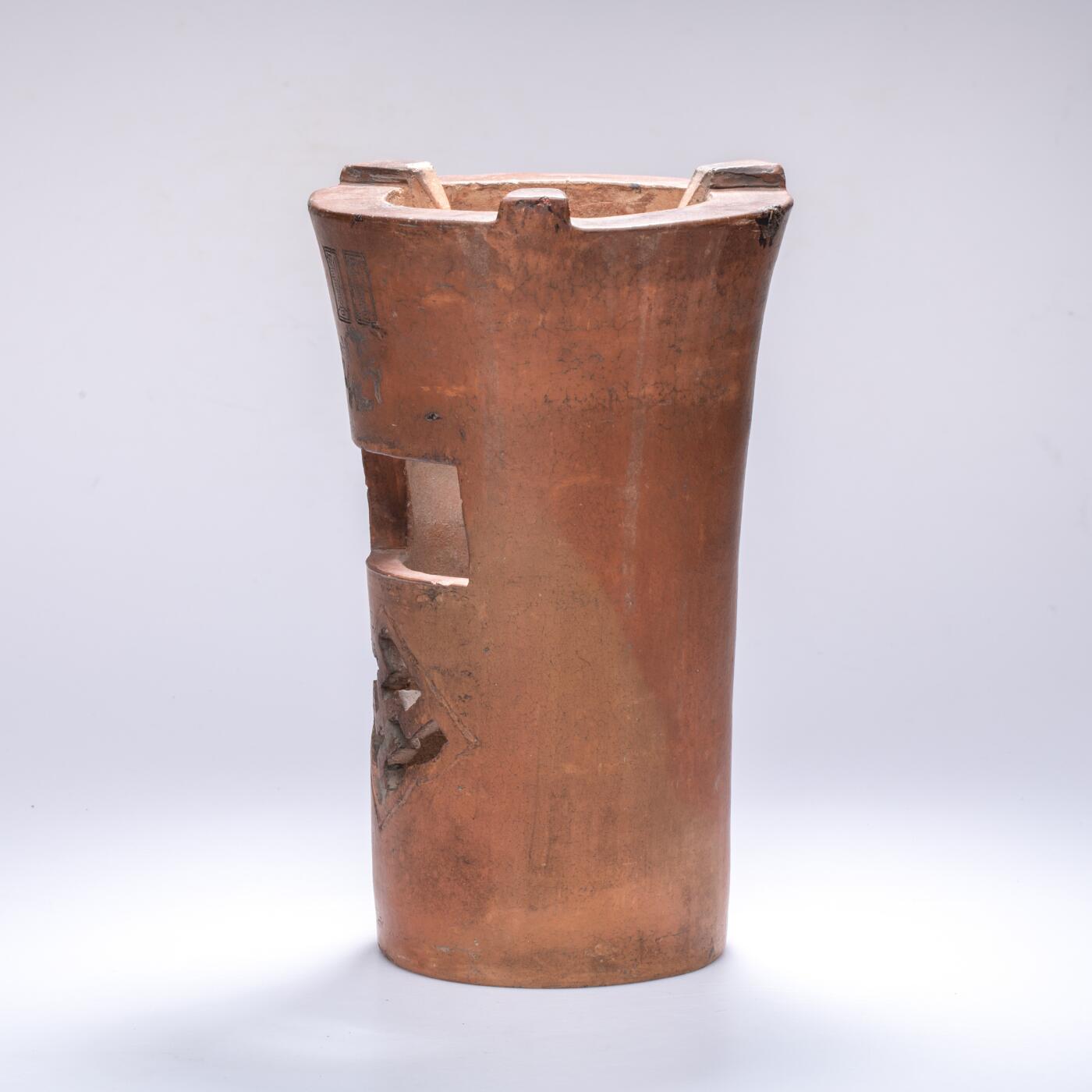 日本大阪雅和auction 2025金秋競賣會第一期 清 劉賢合款涼爐 尺寸:W:16 H:25cm 備註:此件紅泥涼爐，通體呈溫潤赤褐色，質地堅實細膩。爐身上部微敞，線條挺拔簡練，正面鏤空幾何紋飾，造型古樸而富有裝飾性。爐面刻「劉賢合」款，字體工整，彰顯製作者之巧思與自信。整體造型端莊穩重，器壁厚實，既具實用功能，又有極高的藝術觀賞價值，乃集工藝與美感於一體之紅泥佳作。