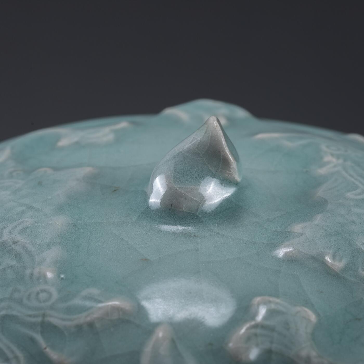 日本大阪雅和auction 2025金秋競賣會第一期 元 龍泉窯龍紋蓋罐 尺寸:D:15 H:13.5cm