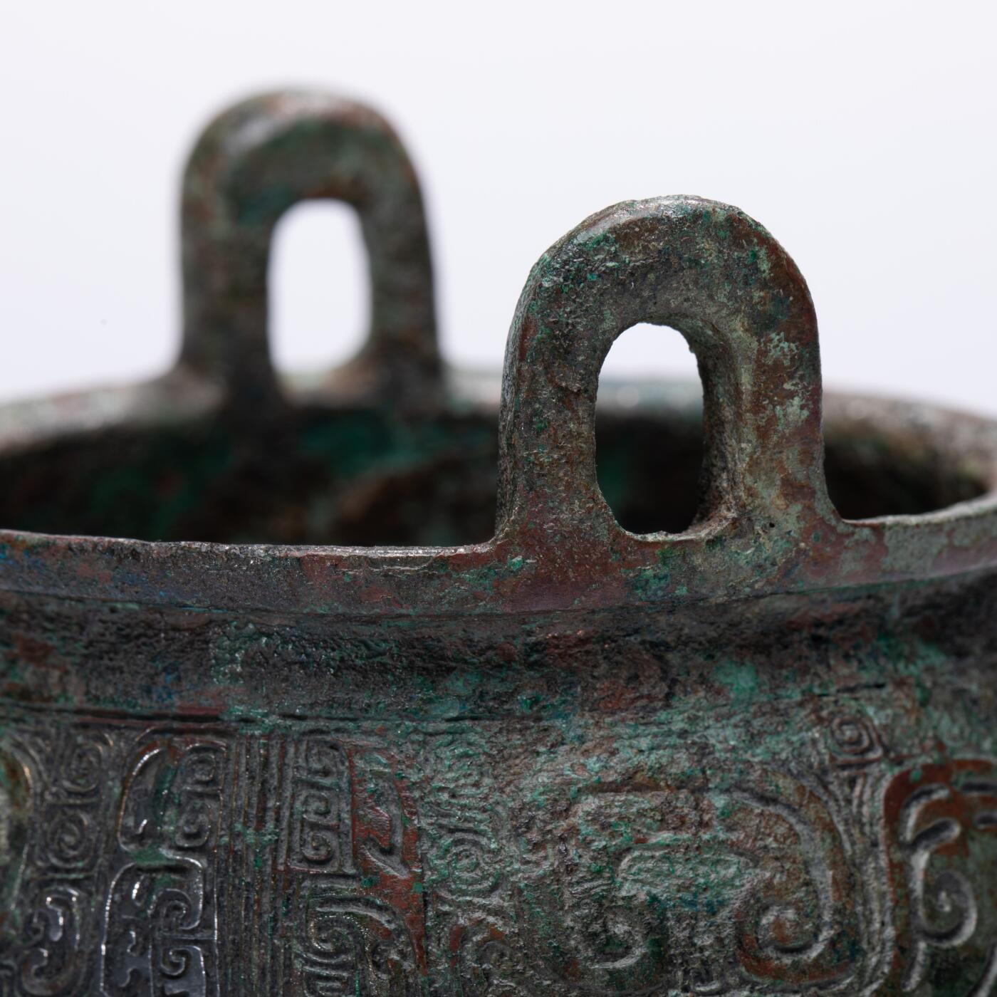 日本大阪雅和auction 2025金秋競賣會第一期 西周 饕餮紋分檔鼎 尺寸:W:9 H:11cm