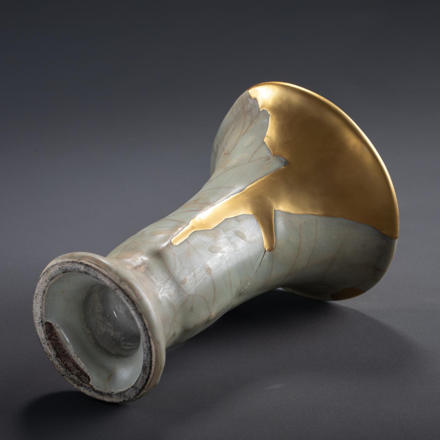 日本大阪雅和auction 2025金秋競賣會第一期 南宋 官窯花觚 金繕 尺寸:W:12 H:16cm