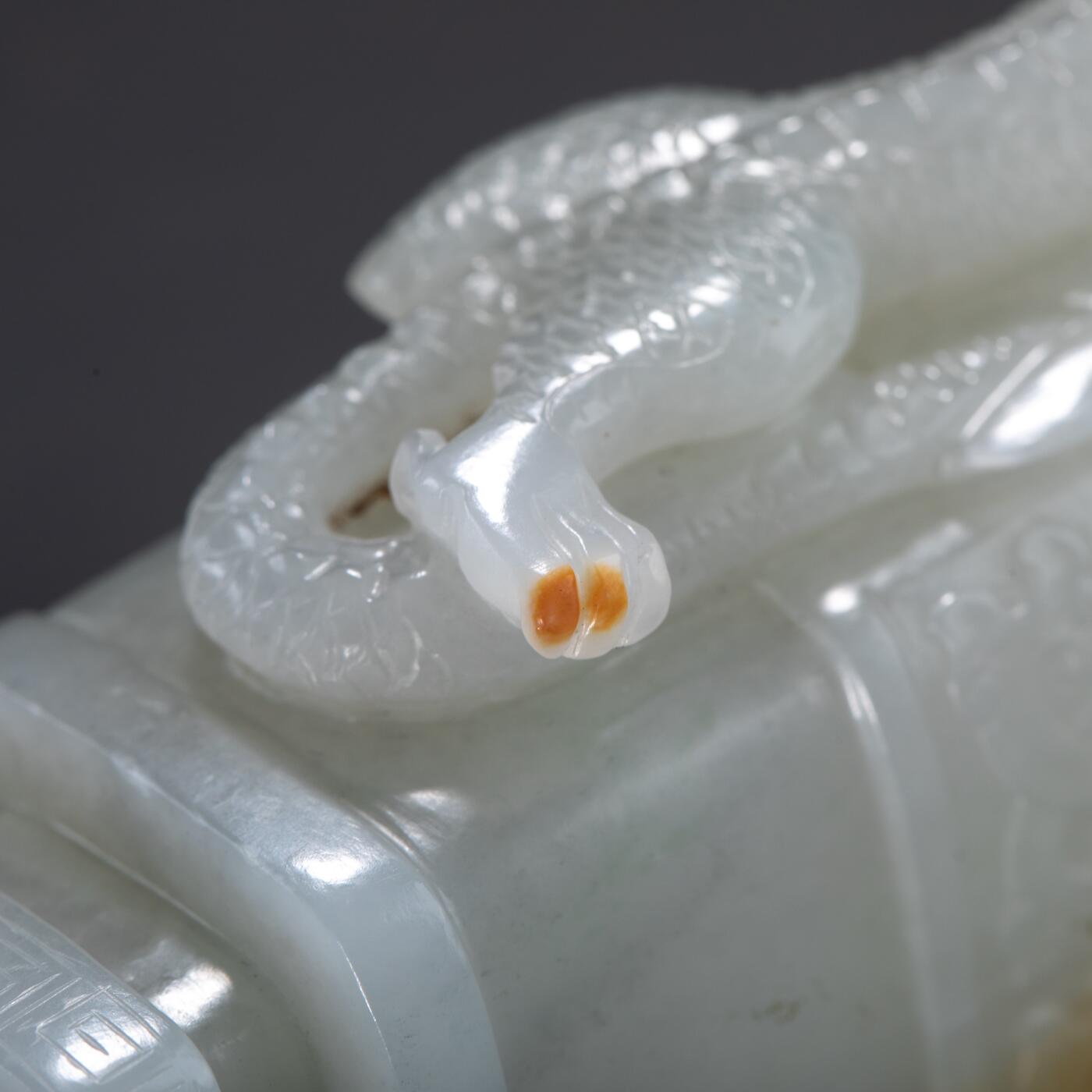 日本大阪雅和auction 2025金秋競賣會第一期 清 白玉龍紋梔杯 尺寸:W:5.5 H:9.5cm 備註:盒付