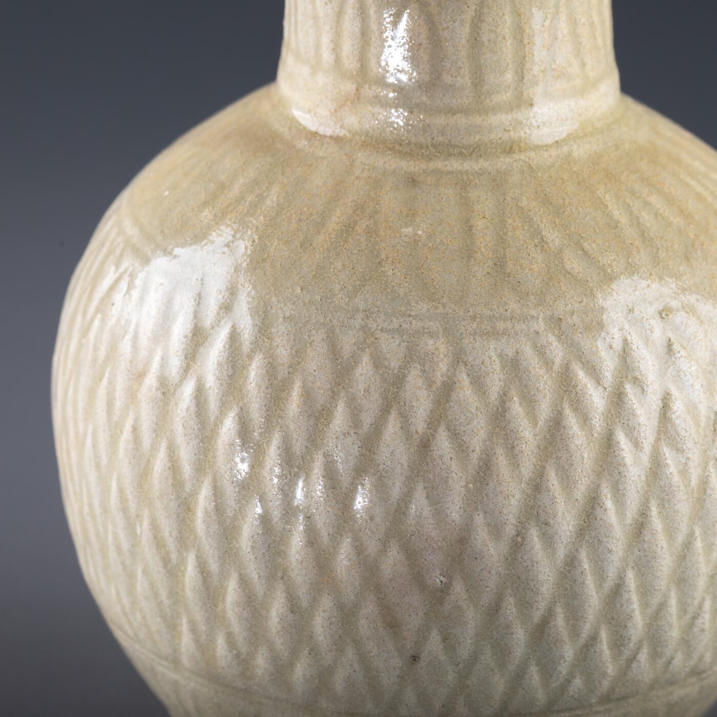 日本大阪雅和auction 2025金秋競賣會第一期 宋 景德鎮窯花口瓶 尺寸:D:11 H:18cm 備註:盒付   本品為宋代景德鎮窯所製影青瓷瓶，胎質細膩，釉色清潤淡雅，瓶身飾以規整的菱形紋，刻畫細緻，器形優雅大方。瓶口外撇如花瓣綻放，極富裝飾性與藝術美感。影青釉為宋代瓷器代表性風格之一，於光影之下更顯晶瑩溫潤，展現出高超的制瓷工藝與審美品味。保存狀況良好，收藏與陳設皆宜，誠為宋瓷愛好者珍貴之選。