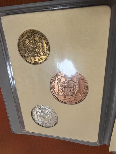 长老汇马年精选第十四场拍卖 - 1984安道尔恩格尔主教1+5+10第纳尔银铜币3枚，卡装，含1枚8克900银币，7500枚