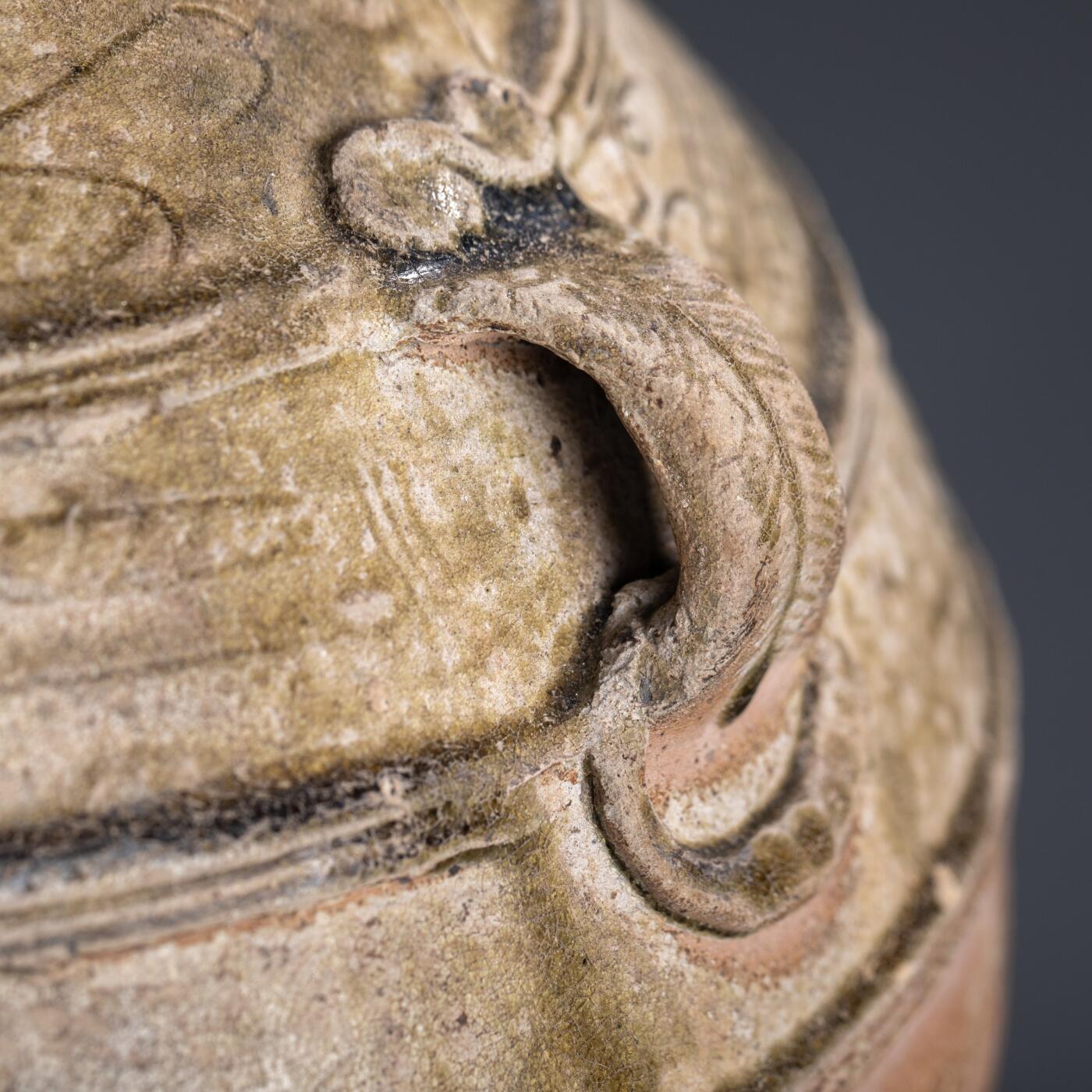 日本大阪雅和auction 2025金秋競賣會第一期 漢 灰釉線刻雙耳罐 尺寸:W:25 H33cm