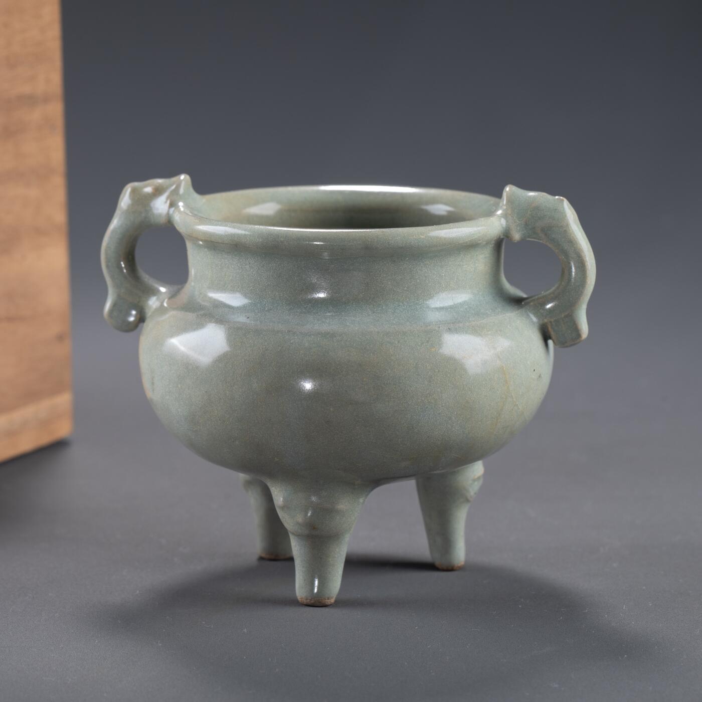 日本大阪雅和auction 2025金秋競賣會第一期 南宋 龍泉窯三足獸香爐 尺寸:D:11 H:8.5cm 備註:木箱