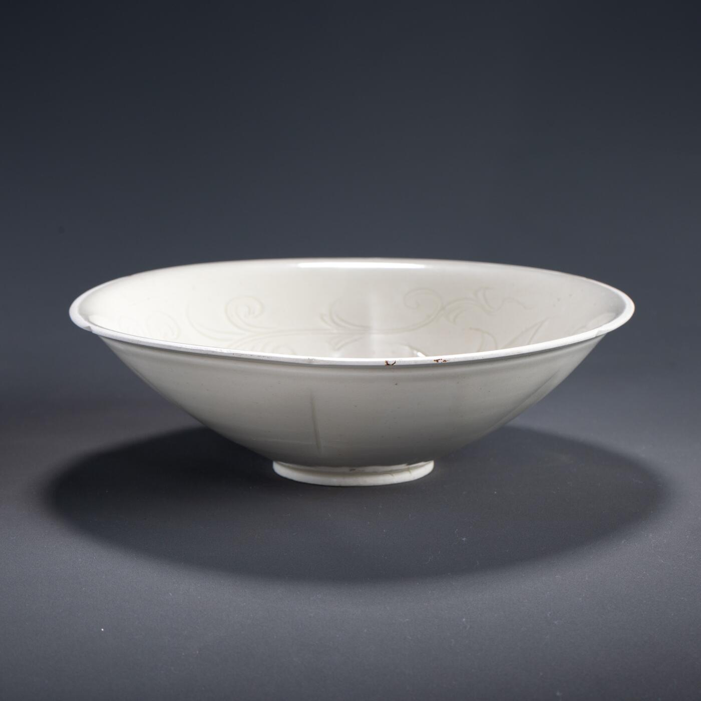 日本大阪雅和auction 2025金秋競賣會第一期 宋 定窯刻花花草紋茶碗 尺寸:D:21 H:6cm