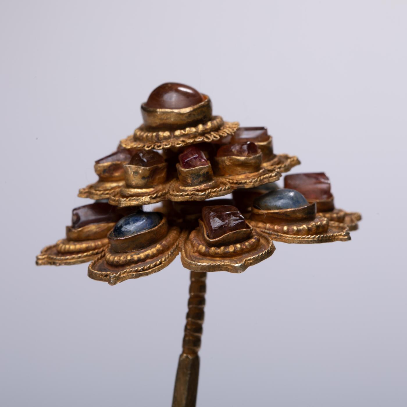 日本大阪雅和auction 2025金秋競賣會第一期 明 銅鎏金嵌寶石髮簪 尺寸:L:14.5cm 備註:木箱