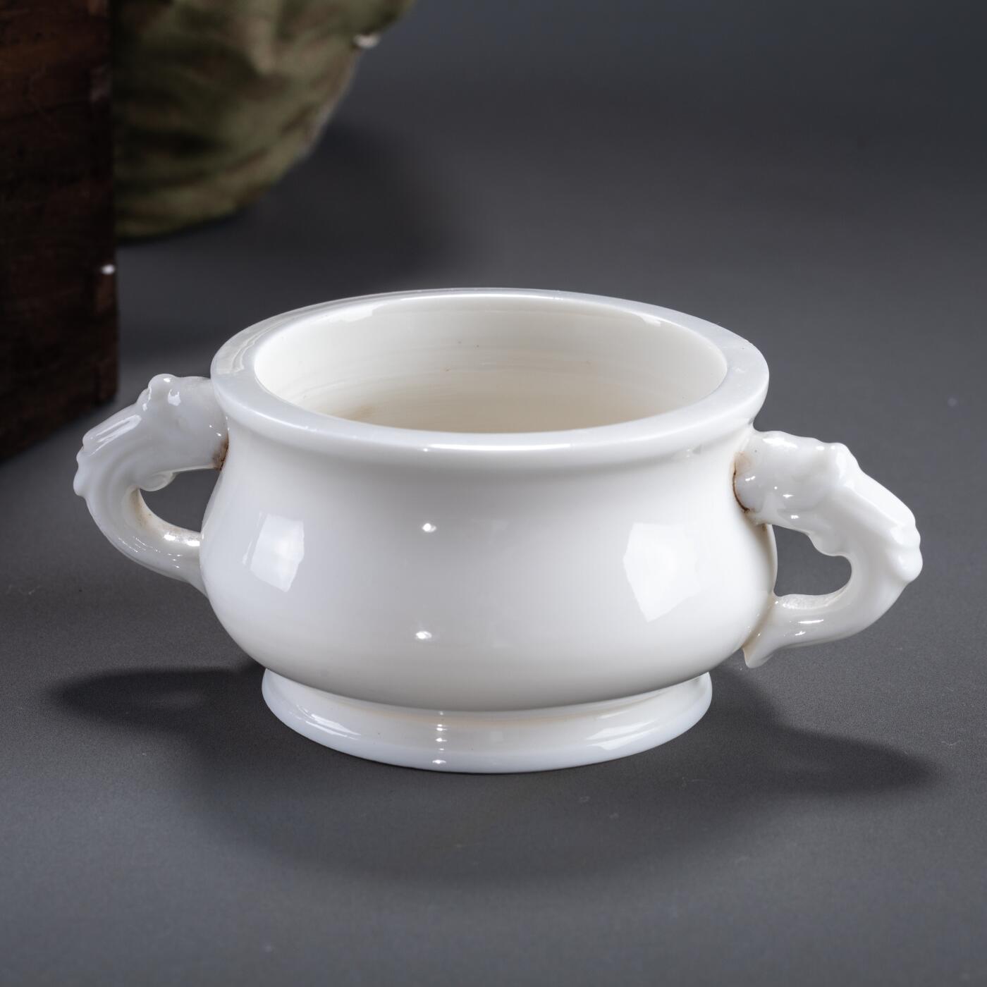 日本大阪雅和auction 2025金秋競賣會第一期 德化窯雙耳香爐 尺寸:W:12 H:5cm 備註:木箱