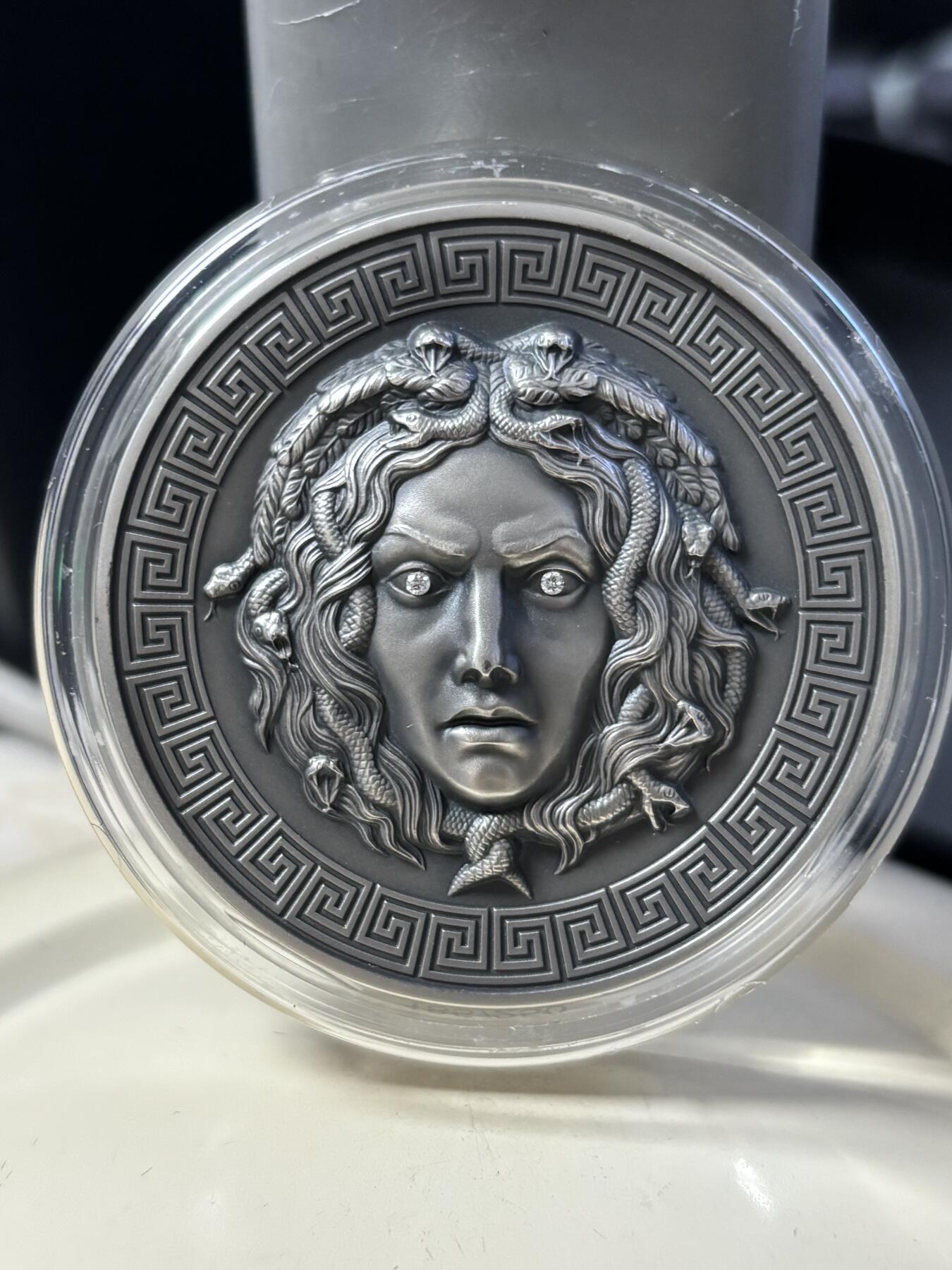 第181期拍卖 喀麦隆2019年蛇发女妖美杜莎3盎司高浮雕镶钻银币,999银，发行量250枚