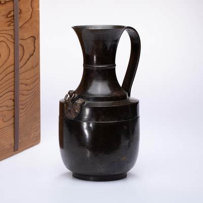 日本大阪雅和auction 2025金秋競賣會第一期 - 宋 銅信貴形水瓶 尺寸:W:14 H:26cm 備註:木箱