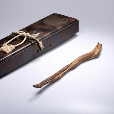 日本大阪雅和auction 2025金秋競賣會第一期 - 松隠軒 志野流/御家流 伽羅沈香 尺寸:重:79g 備註:木箱