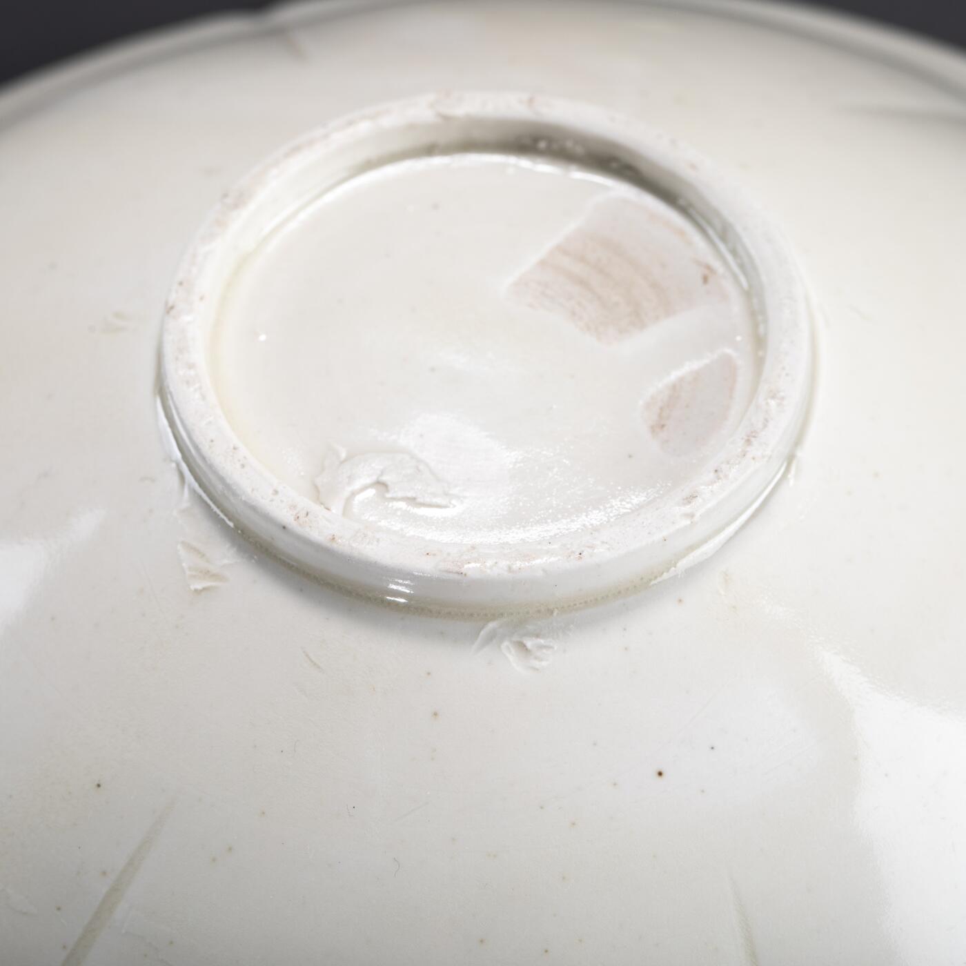 日本大阪雅和auction 2025金秋競賣會第一期 宋 定窯刻花花草紋茶碗 尺寸:D:21 H:6cm