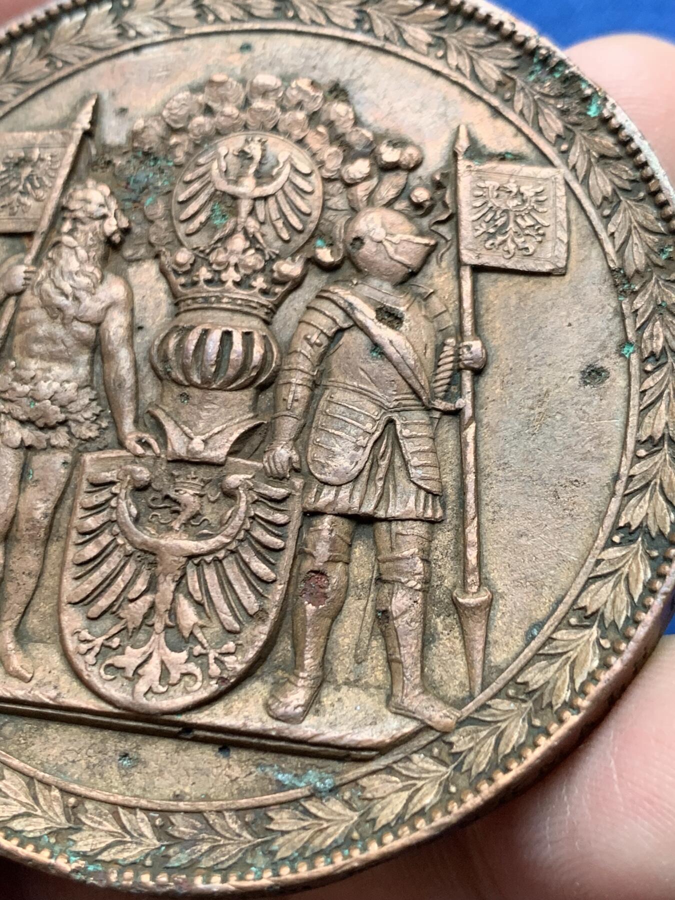 《竞宝斋》第435场 周日，周一2场连拍 （全场包邮） 1896年 弗罗茨瓦夫 威廉二世纪念碑 落成纪念大铜章 奖章正面为西里西亚族徽 野人，骑士高浮雕制作 品种难得 边缘刻有 纪念威廉二世皇帝纪念碑揭幕 有些许变形 细节见图 59.7m 76.8克