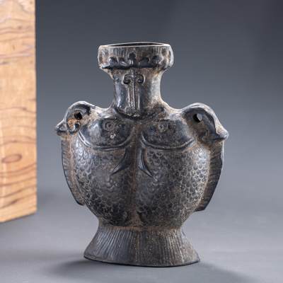 日本大阪雅和auction 2025金秋競賣會第一期 - 隋 黑陶雙魚瓶 尺寸:W:12 H:15.5cm 備註:木箱