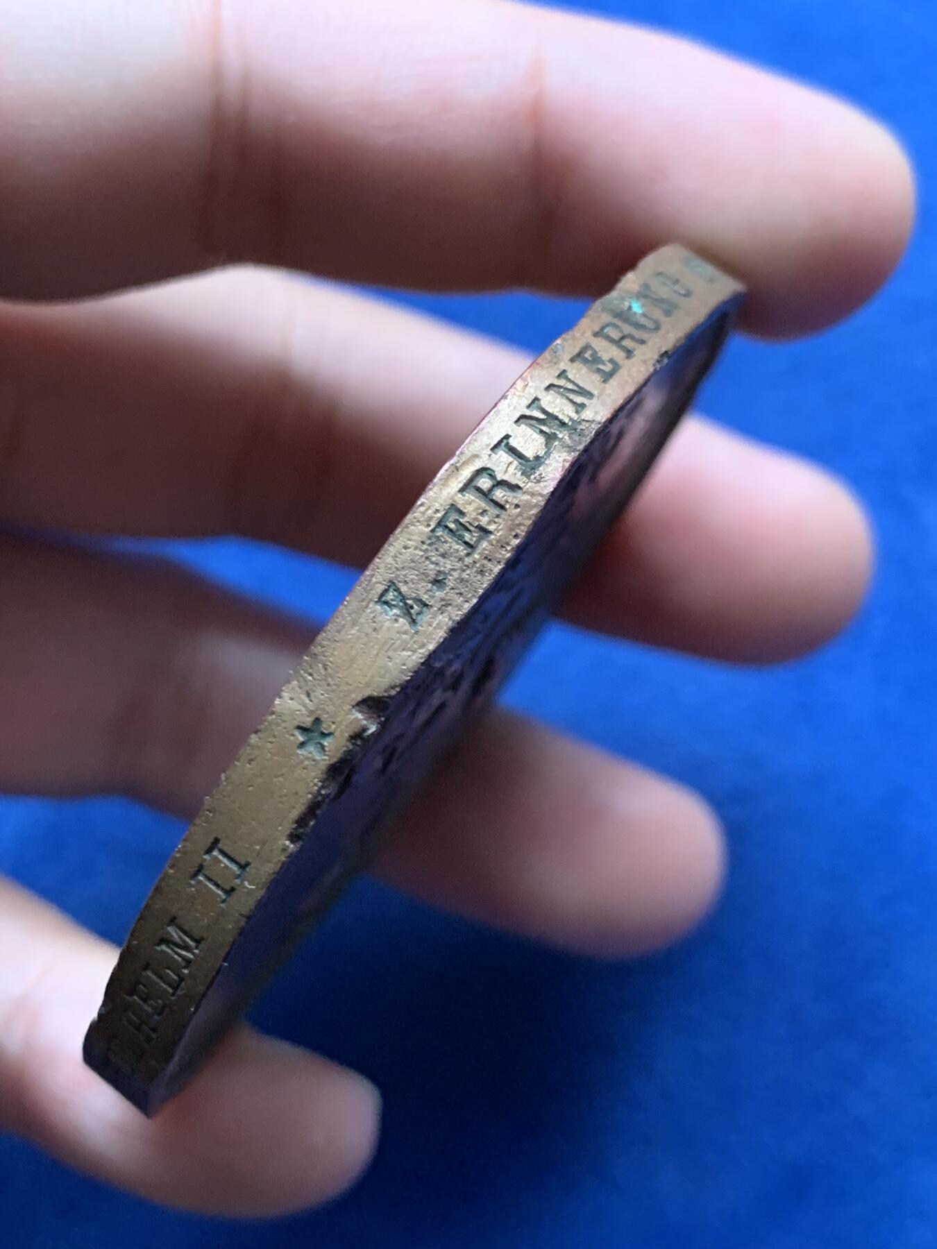 《竞宝斋》第435场 周日，周一2场连拍 （全场包邮） 1896年 弗罗茨瓦夫 威廉二世纪念碑 落成纪念大铜章 奖章正面为西里西亚族徽 野人，骑士高浮雕制作 品种难得 边缘刻有 纪念威廉二世皇帝纪念碑揭幕 有些许变形 细节见图 59.7m 76.8克