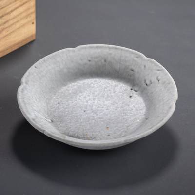 日本大阪雅和auction 2025金秋競賣會第一期 - 南宋 龍泉花口碟 尺寸:D:12 H:3cm 備註:木箱