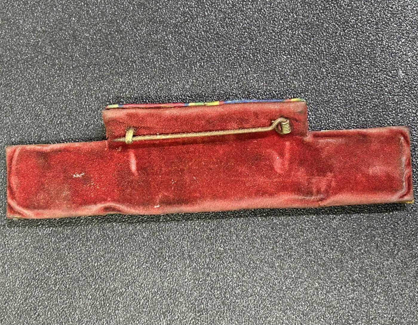 西秦中古拍卖第六十四期 泰国保卫宪法、大东亚战争参战军官10格略 包括：王冠勋章、白象勋章、保卫宪法奖章、大东亚战争民事服务奖章、长期服役奖章、拉玛九世登基大典奖章，佛教2500年奖章、访问欧美奖章、普密蓬银禧奖章、哇集拉隆功皇太子加冕奖章 注意差品瑕疵