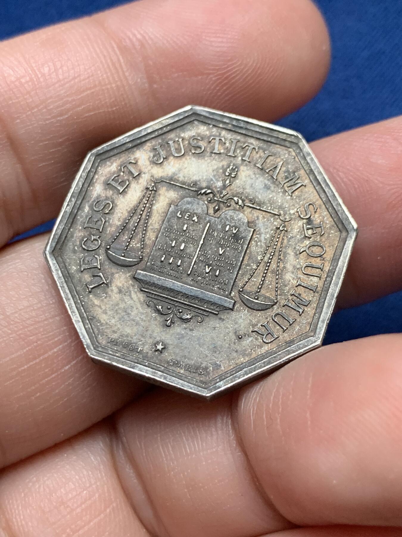 《竞宝斋》第435场 周日，周一2场连拍 （全场包邮） 法国公正人八角银代币 蜜蜂银标 10.95克 28.2mm