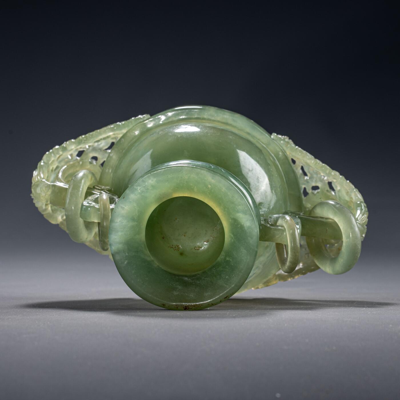 日本大阪雅和auction 2025金秋競賣會第一期 清 玉香爐 尺寸:W:18 H:18
底座W:16 H:4cm 備註:木箱,底座