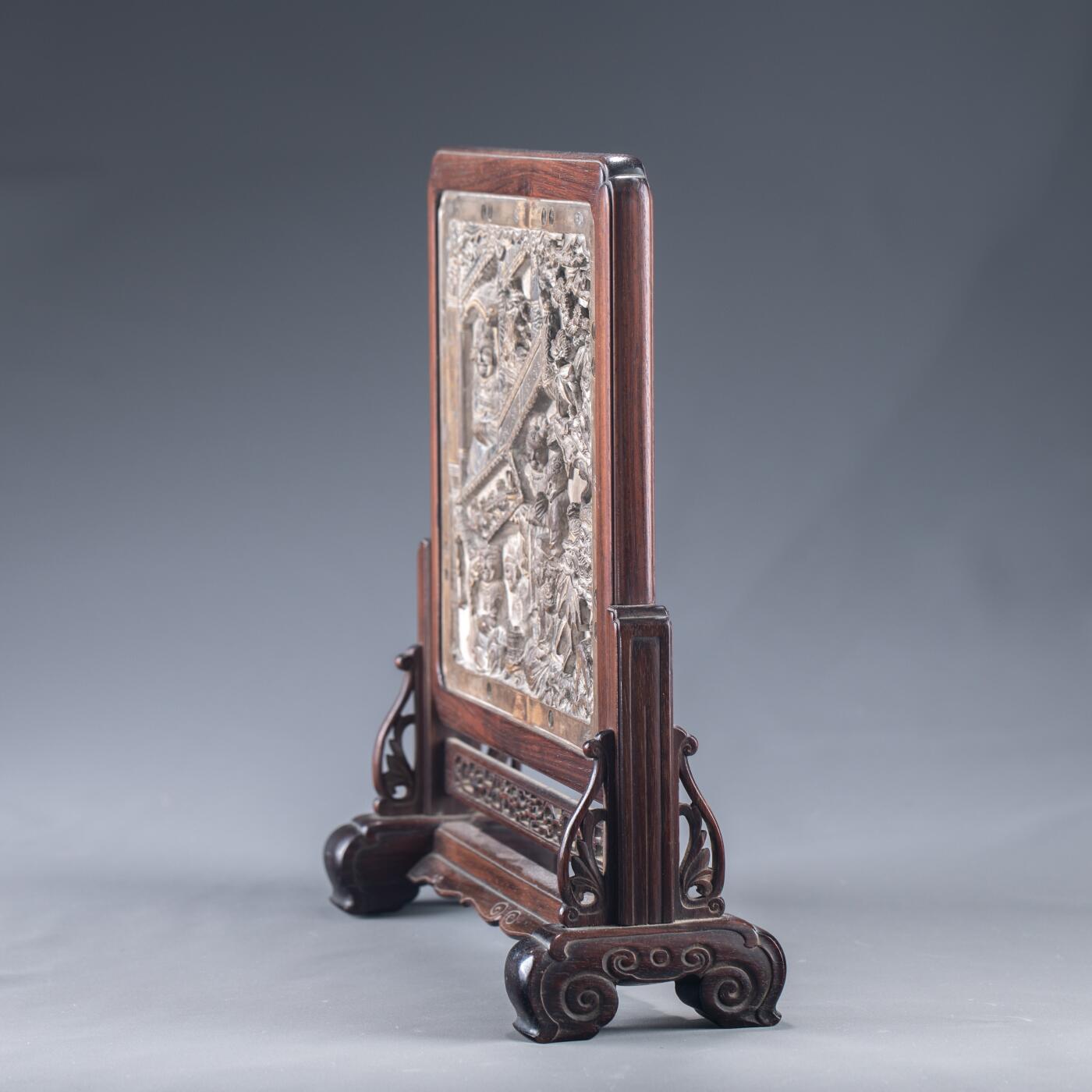 日本大阪雅和auction 2025金秋競賣會第一期 清 三杰圖硯屏 尺寸:連座W:31.5 H:32 cm 備註:底座