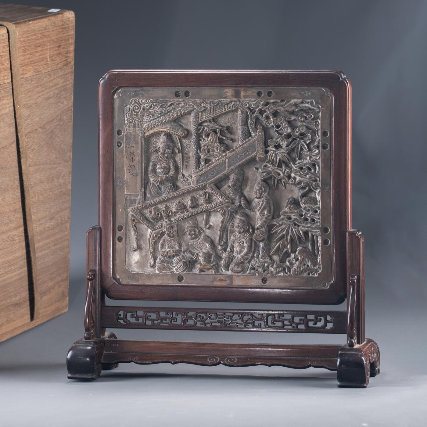 日本大阪雅和auction 2025金秋競賣會第一期 清 三杰圖硯屏 尺寸:連座W:31.5 H:32 cm 備註:底座