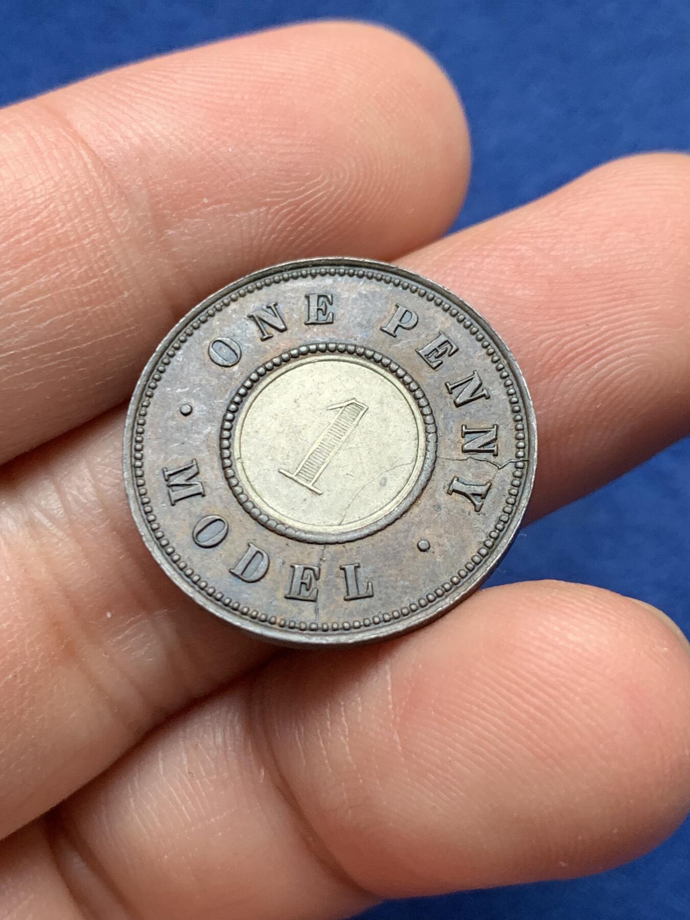 《竞宝斋》第435场 周日，周一2场连拍 （全场包邮） 1844年双色一便士 英国经典币种，英国本土越来越少见，品相不错，内圈女王打制的非常清晰