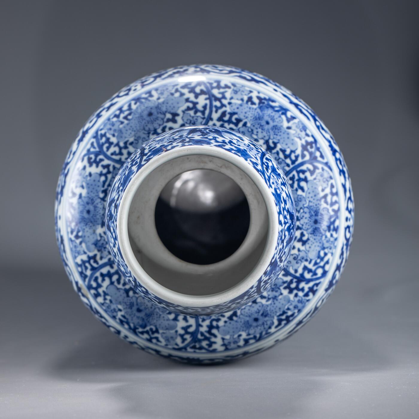 日本大阪雅和auction 2025金秋競賣會第一期 清 染付福祿蓮生貴子開窗瓶 尺寸:W:22 H:48cm