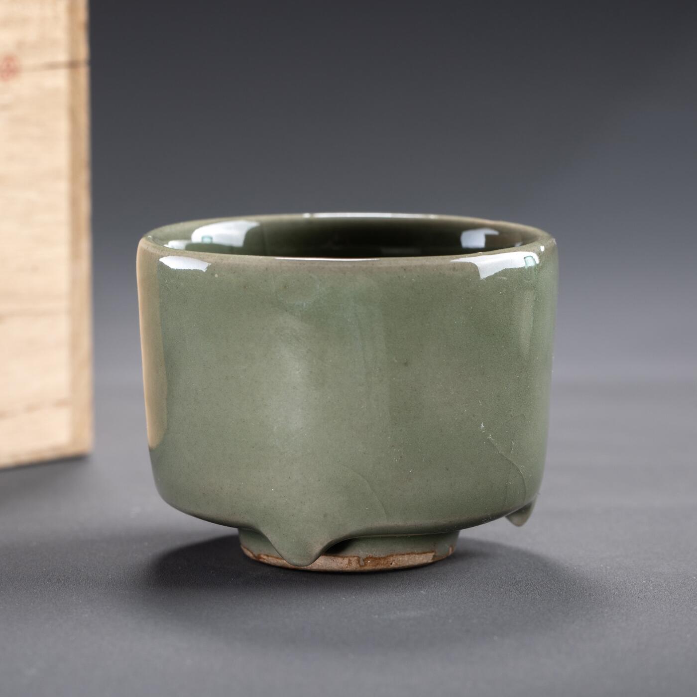 日本大阪雅和auction 2025金秋競賣會第一期 明 龍泉窯香爐 尺寸:D:7 H:5.5cm 備註:木箱