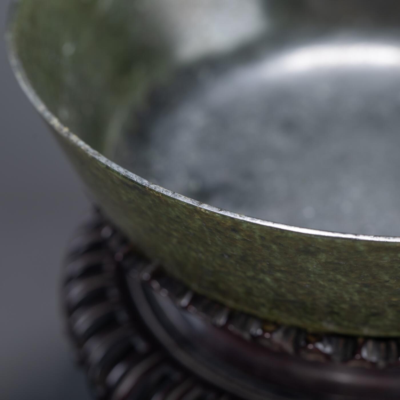 日本大阪雅和auction 2025金秋競賣會第一期 清 墨玉碗 尺寸:D:18 H:5.5
底座D:16 H:7cm 備註:木箱,底座