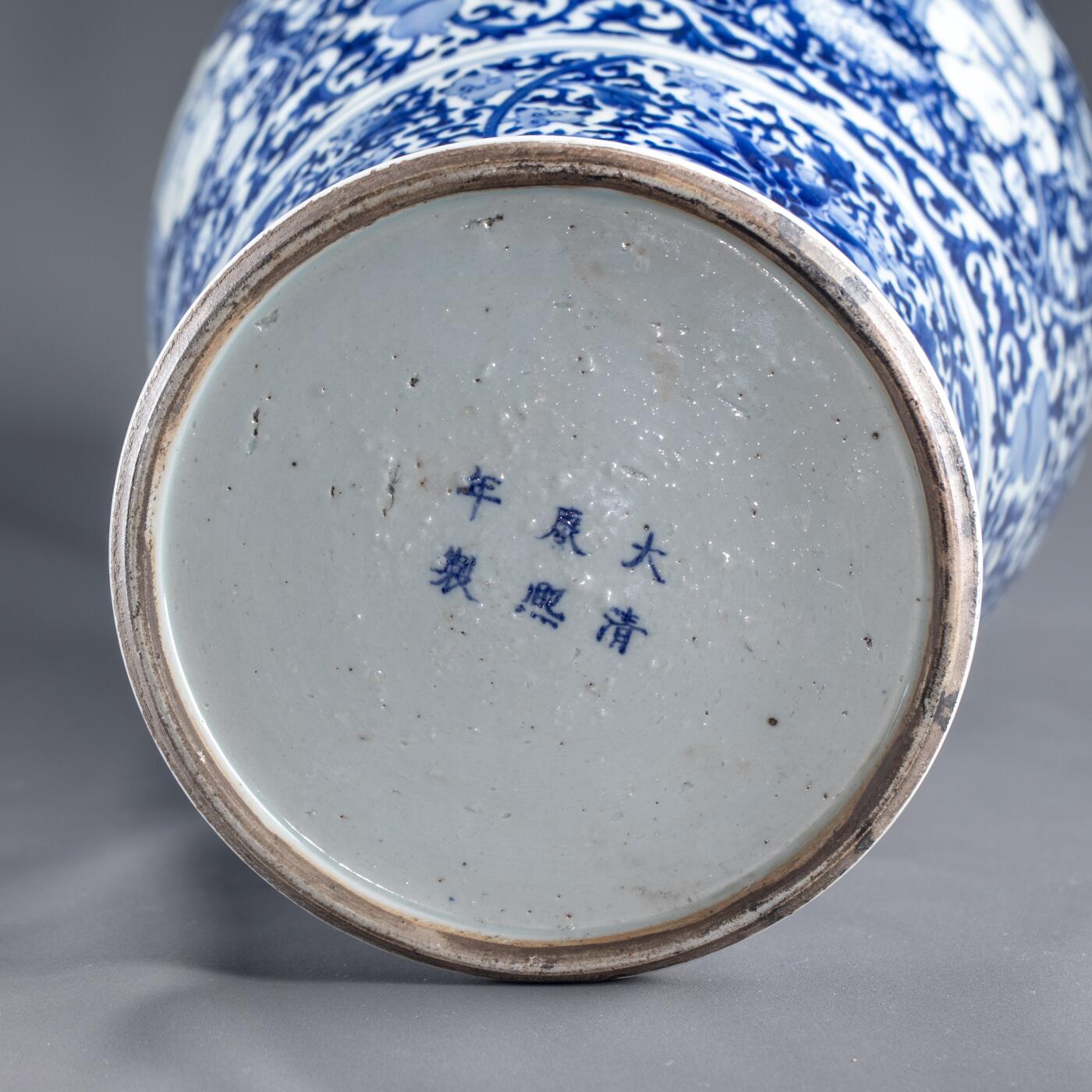 日本大阪雅和auction 2025金秋競賣會第一期 清 染付福祿蓮生貴子開窗瓶 尺寸:W:22 H:48cm