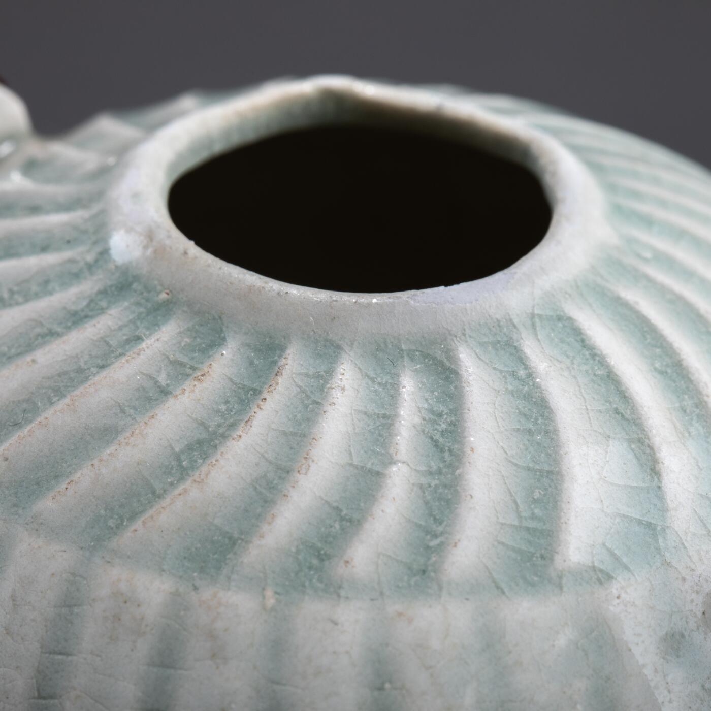 日本大阪雅和auction 2025金秋競賣會第一期 宋 湖田窯執壺 尺寸:W:11 H:9cm 備註:盒付   本器為宋代湖田窯所製執壺，通體施青白釉，釉色清潤柔和，溫潤如玉。壺身與蓋飾以螺旋剔刻紋，刀工流暢，層次分明，體現極高工藝水準。壺形端正，流口、把手與蓋鈕比例協調，實用與美觀兼具。此壺保存完好，為古瓷愛好者與茶道收藏者不可多得之佳品。