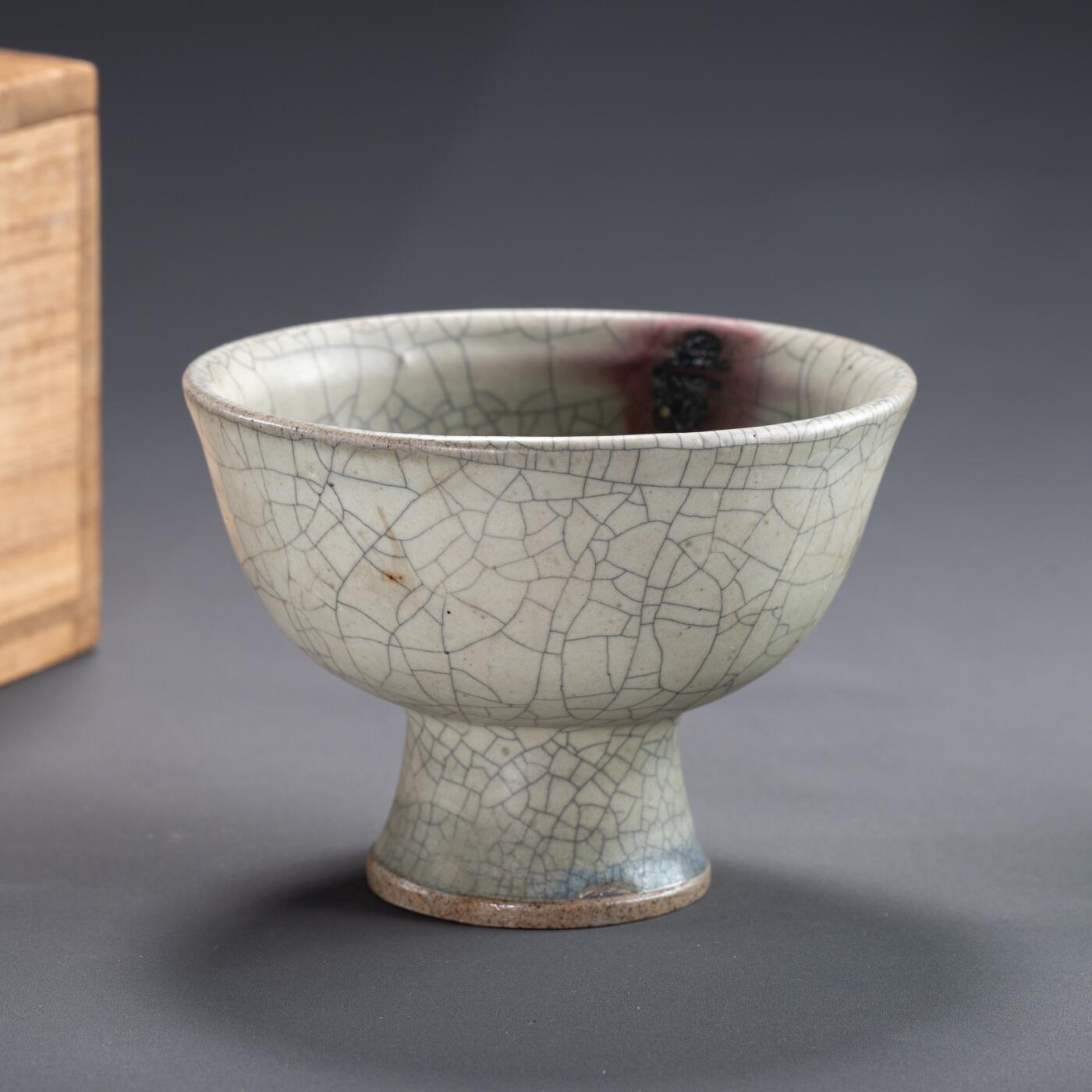 日本大阪雅和auction 2025金秋競賣會第一期 元 哥窯高足杯 尺寸:D:11.5 H:8.5cm 備註:木箱