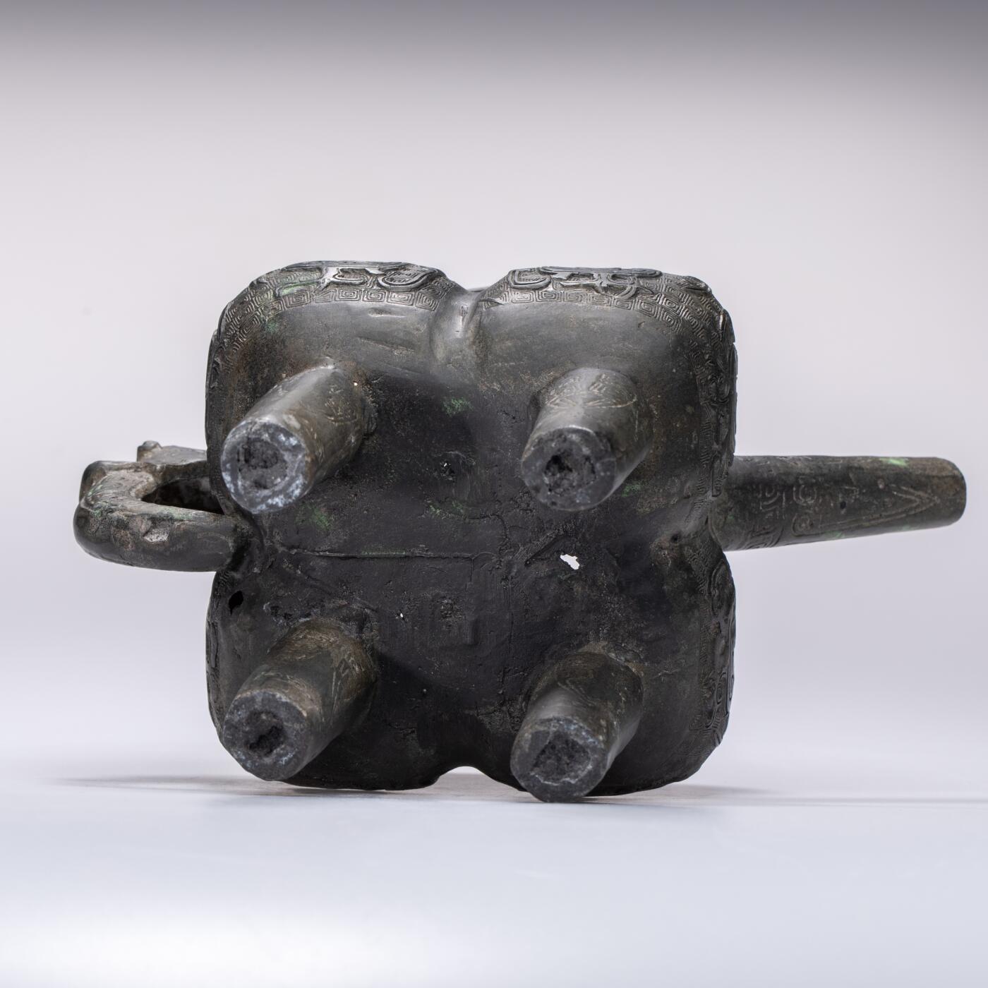 日本大阪雅和auction 2025金秋競賣會第一期 宋 铜凤鸟纹龙柄盉 尺寸:W:23 H:19cm 備註:盒付