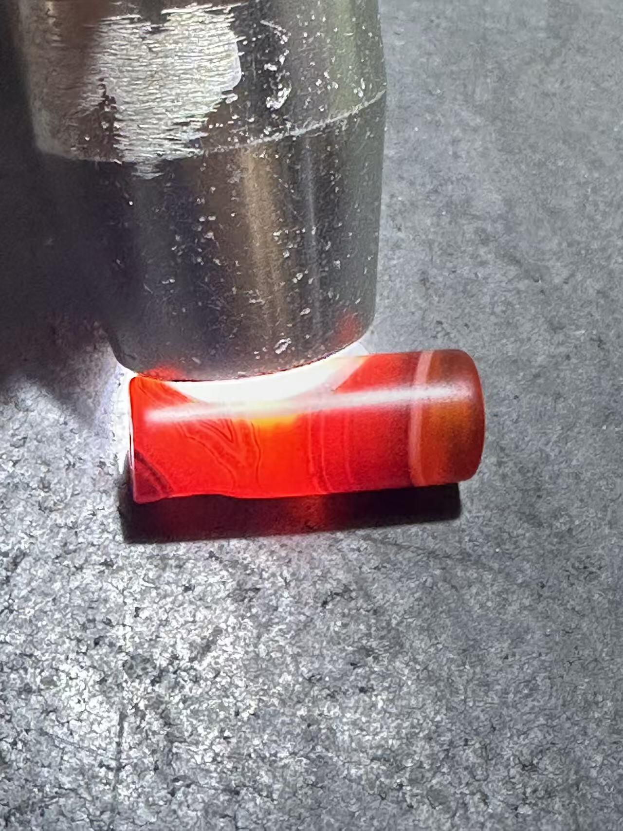 高玉化酒红色缠丝玛瑙通货直桶，桶珠一颗。