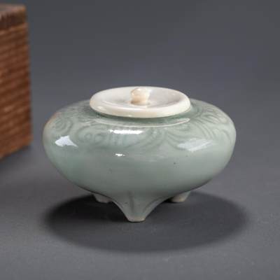 日本大阪雅和auction 2025金秋競賣會第一期 - 清 青釉三足香爐 尺寸:W:7 H:4cm 備註:木箱,盖