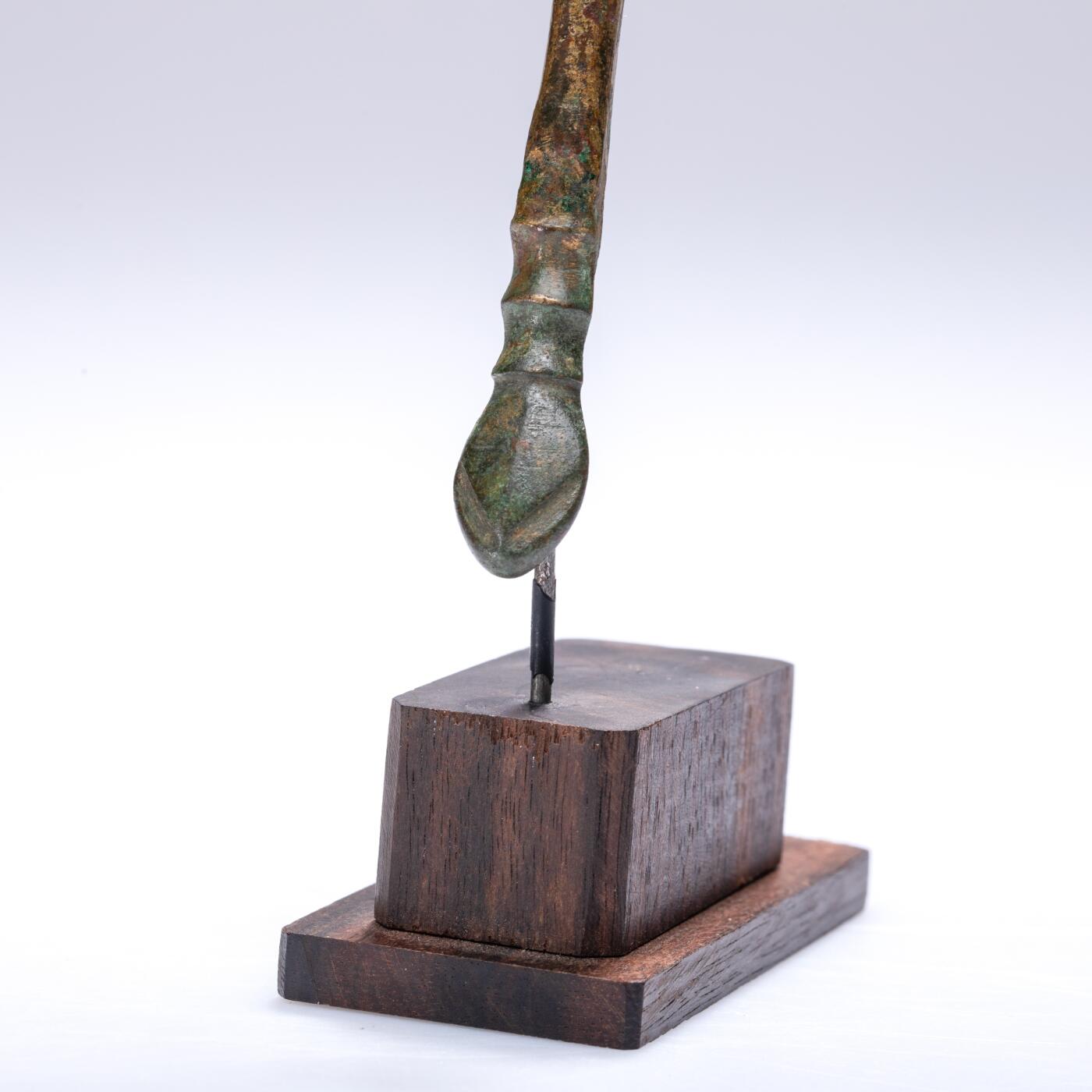 日本大阪雅和auction 2025金秋競賣會第一期 漢 鎏金帶鉤 尺寸:L:20.5cm 備註:木箱,底座